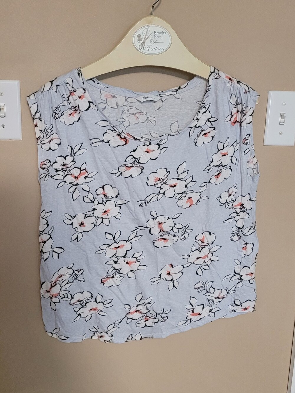💚10 for $10💚 Bundle and save Floral Top with Pink Accents